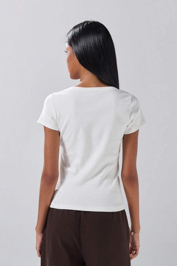 Camiseta unicolor con texturas de canal y escote en U