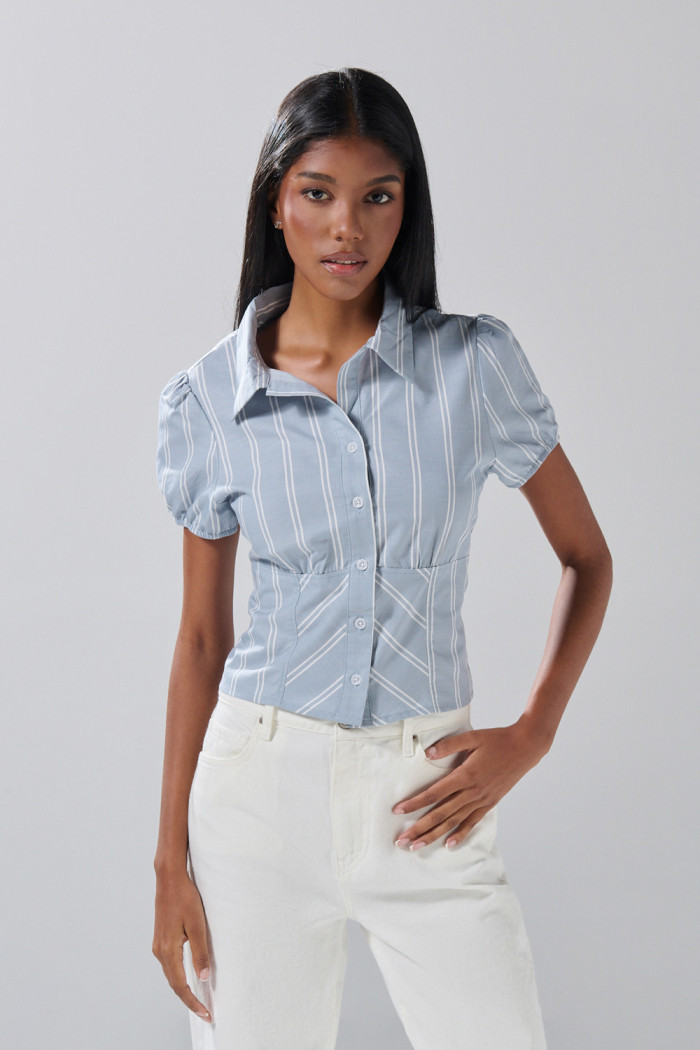 Blusa unicolor manga corta con rayas y cuello camisero
