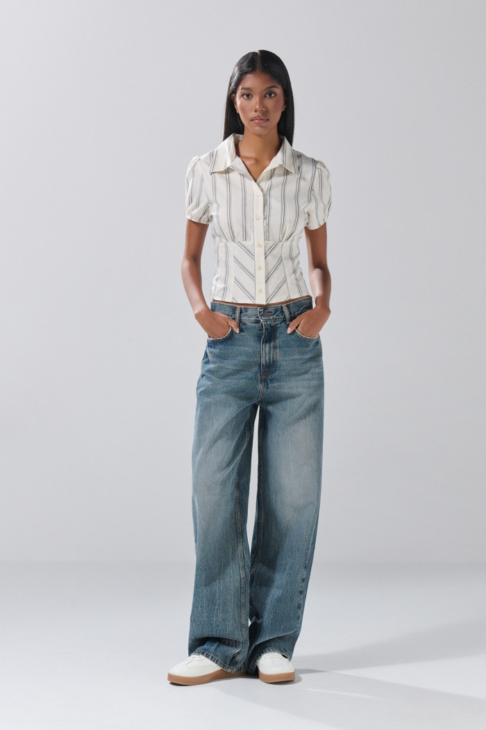 Blusa unicolor manga corta con rayas y cuello camisero
