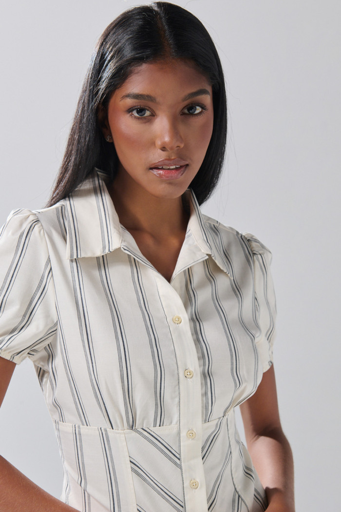 Blusa unicolor manga corta con rayas y cuello camisero

