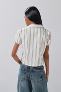 Blusa unicolor manga corta con rayas y cuello camisero
