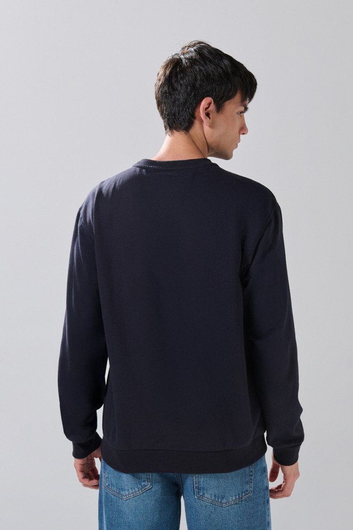Buzo cuello redondo Azul oscuro con estampado college