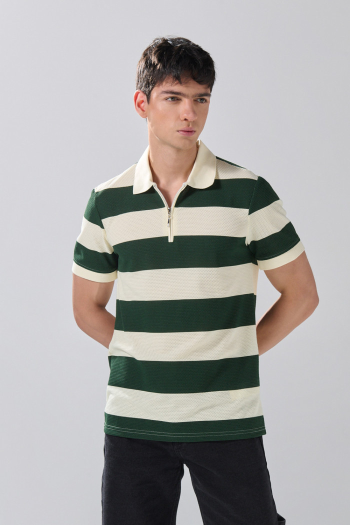 Camiseta polo kaki clara con cremallera y rayas verdes