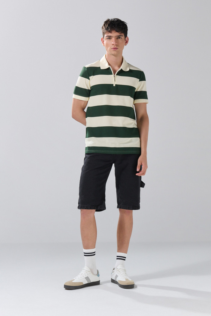Camiseta polo kaki clara con cremallera y rayas verdes