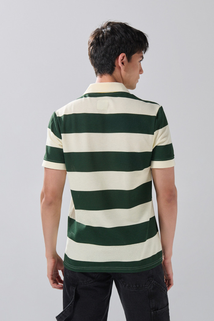Camiseta polo kaki clara con cremallera y rayas verdes