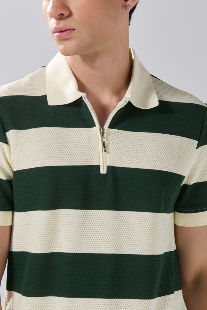 Camiseta polo kaki clara con cremallera y rayas verdes