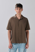 Camisa unicolor con botones en frente y cuello resort