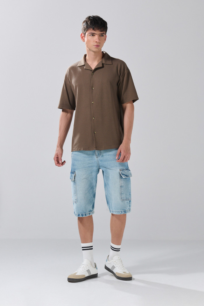 Camisa unicolor con botones en frente y cuello resort