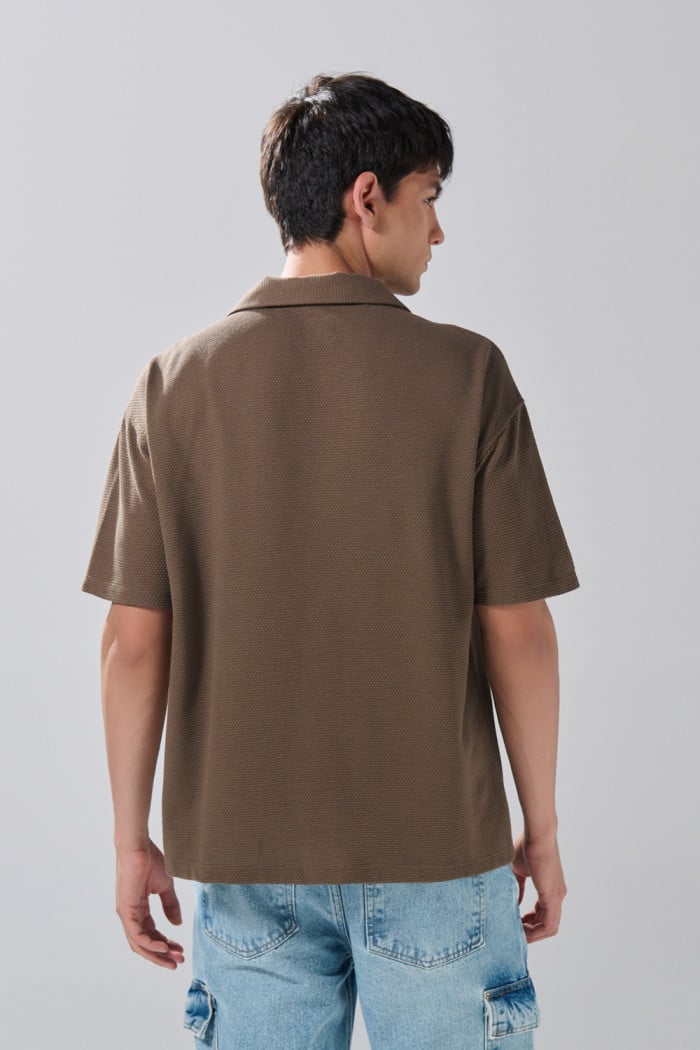 Camisa unicolor con botones en frente y cuello resort