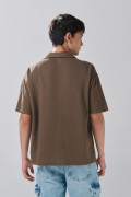 Camisa unicolor con botones en frente y cuello resort