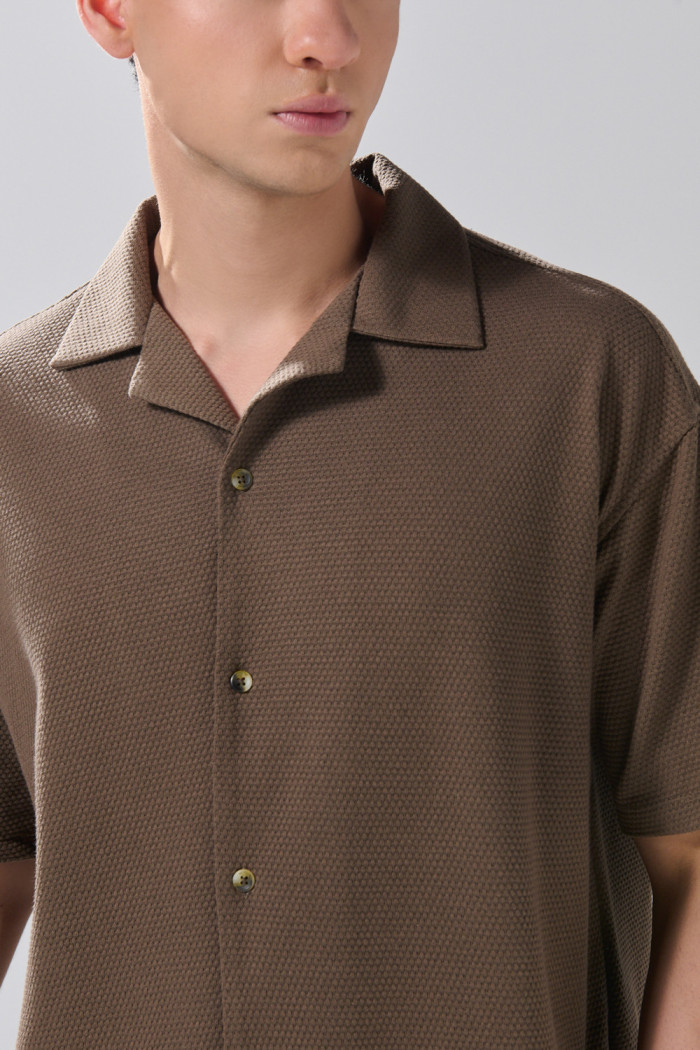 Camisa unicolor con botones en frente y cuello resort