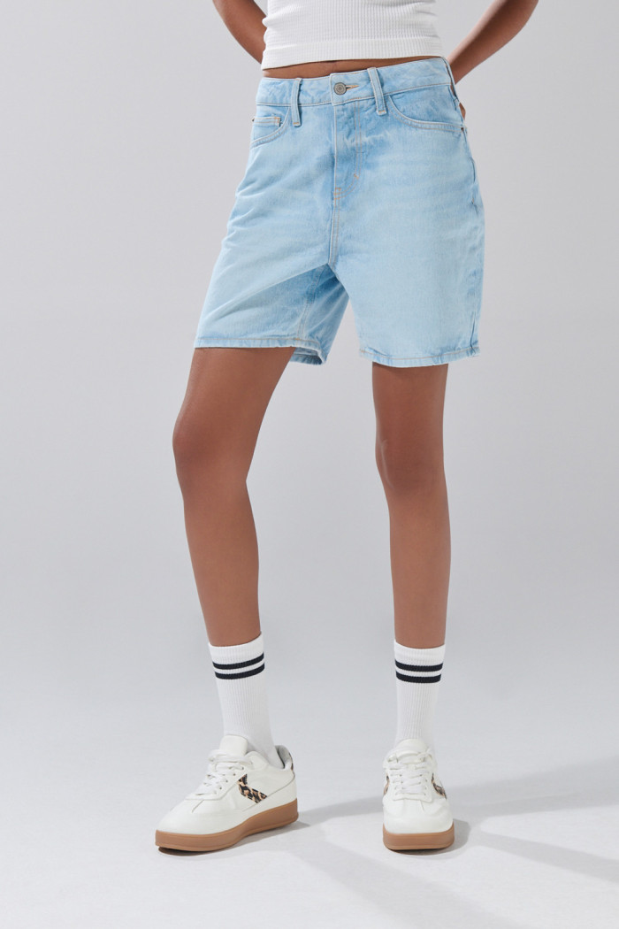 Short azul claro de jean con tiro súper alto y cremallera