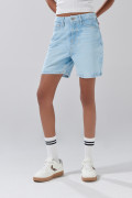 Short azul claro de jean con tiro súper alto y cremallera