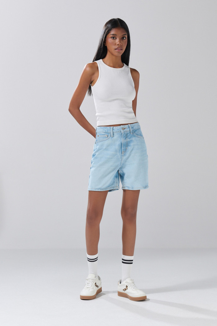 Short azul claro de jean con tiro súper alto y cremallera