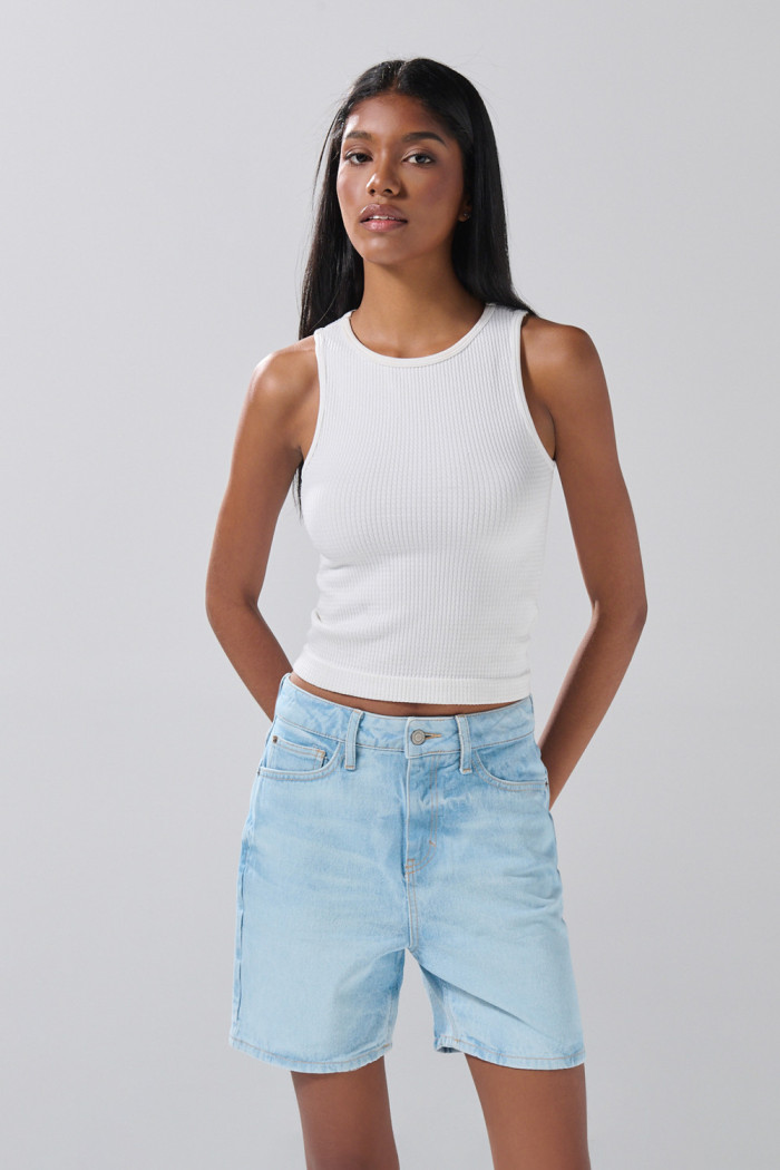 Short azul claro de jean con tiro súper alto y cremallera
