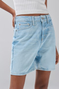 Short azul claro de jean con tiro súper alto y cremallera
