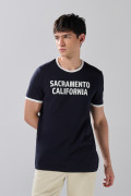 Camiseta manga corta azul intensa college con contrastes
