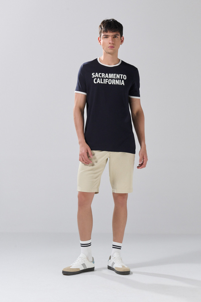 Camiseta manga corta azul intensa college con contrastes
