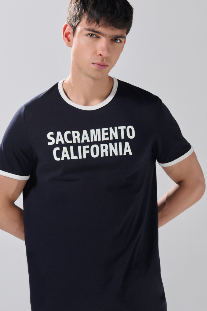 Camiseta manga corta azul intensa college con contrastes
