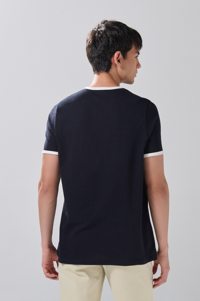 Camiseta manga corta azul intensa college con contrastes
