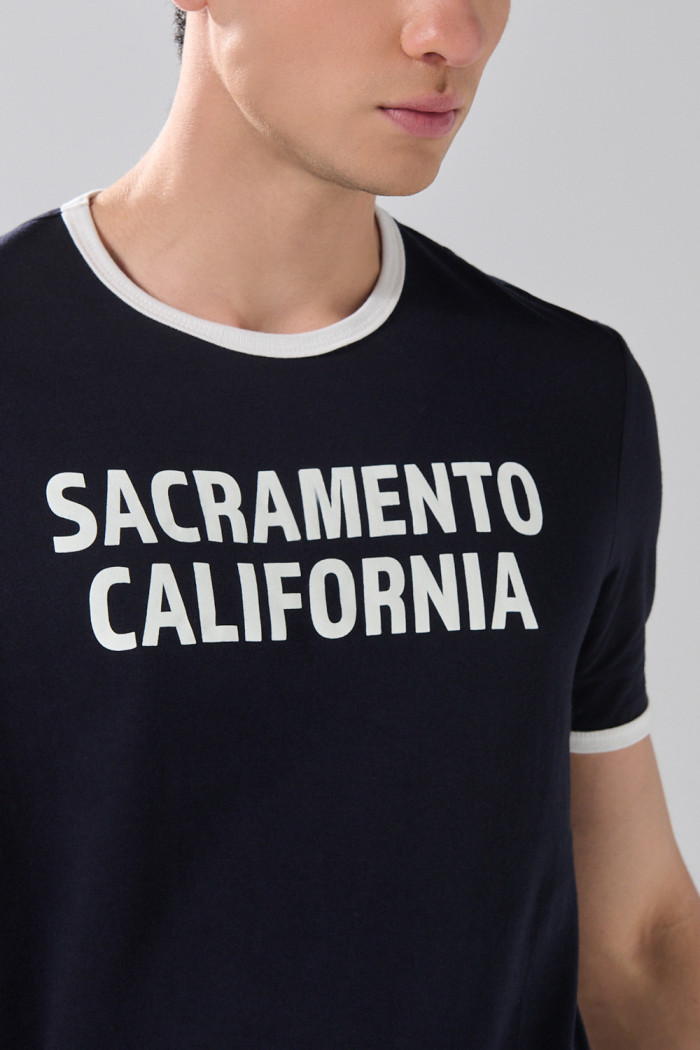 Camiseta manga corta azul intensa college con contrastes
