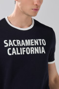 Camiseta manga corta azul intensa college con contrastes
