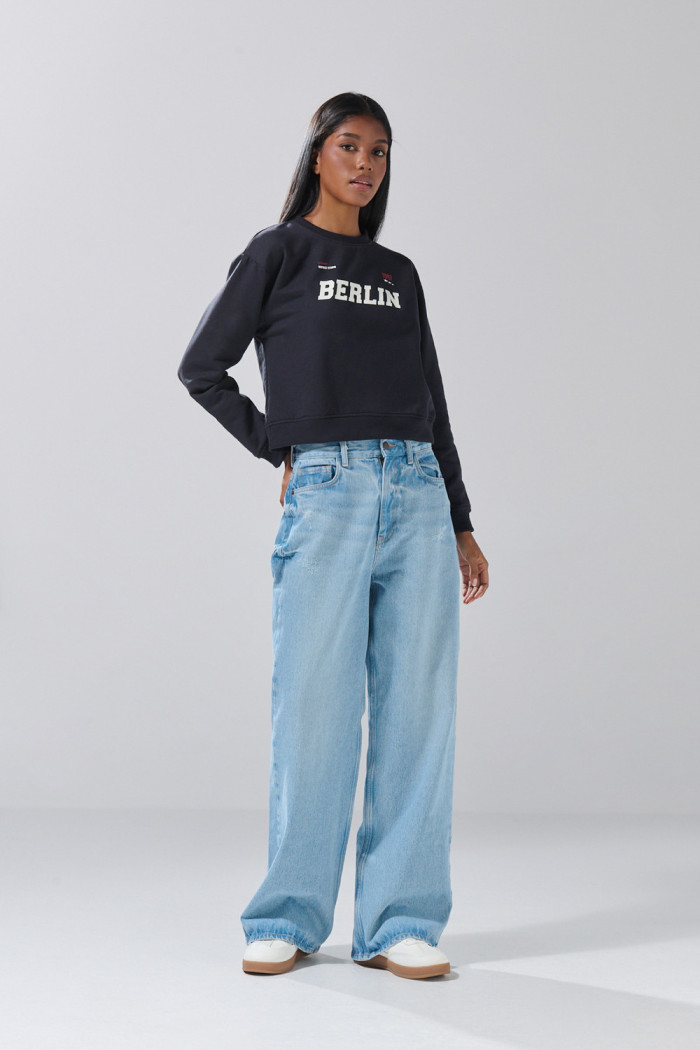 Buzo azul intenso cuello redondo con texto college en frente