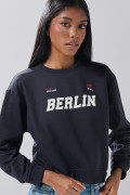 Buzo azul intenso cuello redondo con texto college en frente