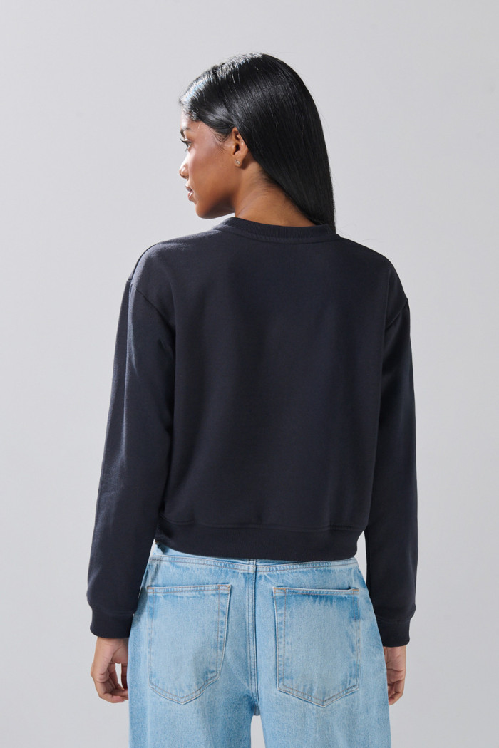 Buzo azul intenso cuello redondo con texto college en frente