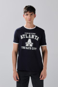 Camiseta azul college con manga corta y contrastes blancos