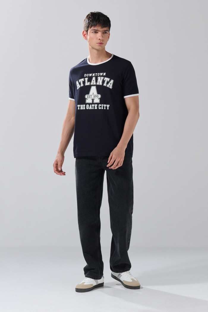 Camiseta azul college con manga corta y contrastes blancos
