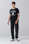 Camiseta azul college con manga corta y contrastes blancos