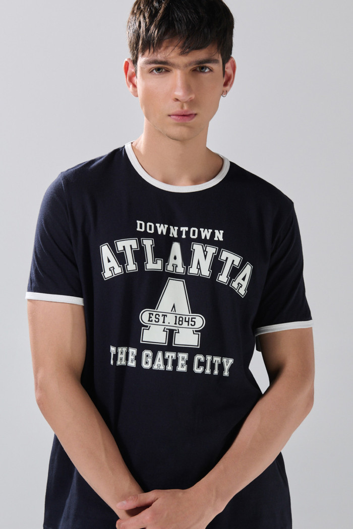 Camiseta azul college con manga corta y contrastes blancos
