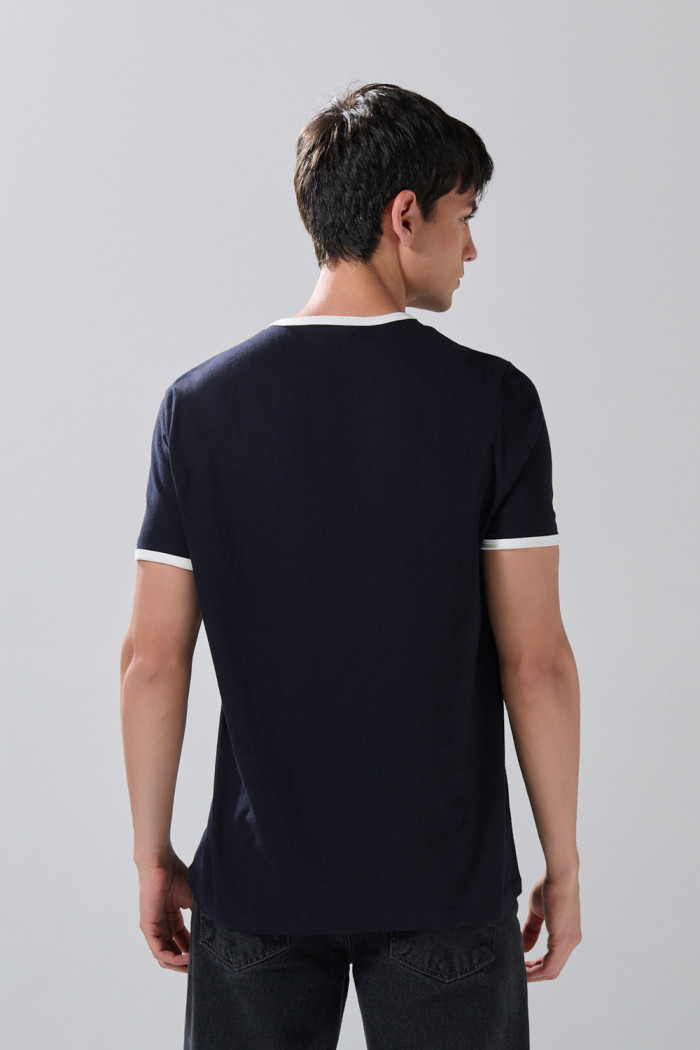 Camiseta azul college con manga corta y contrastes blancos