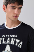 Camiseta azul college con manga corta y contrastes blancos