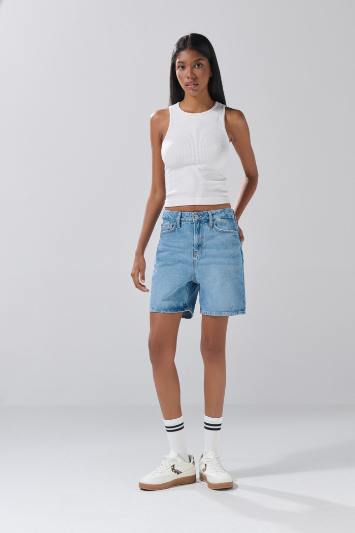 Short súper tiro alto de jean azul claro con cremallera