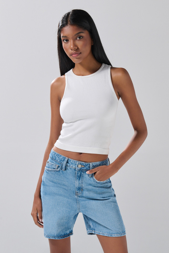 Short súper tiro alto de jean azul claro con cremallera