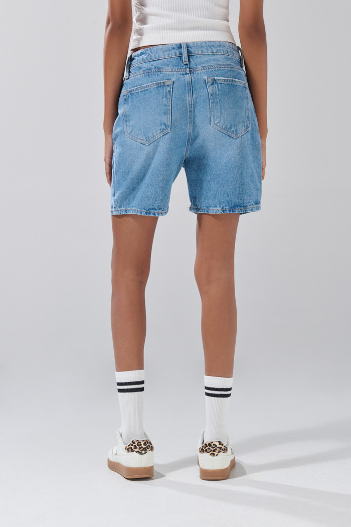 Short súper tiro alto de jean azul claro con cremallera