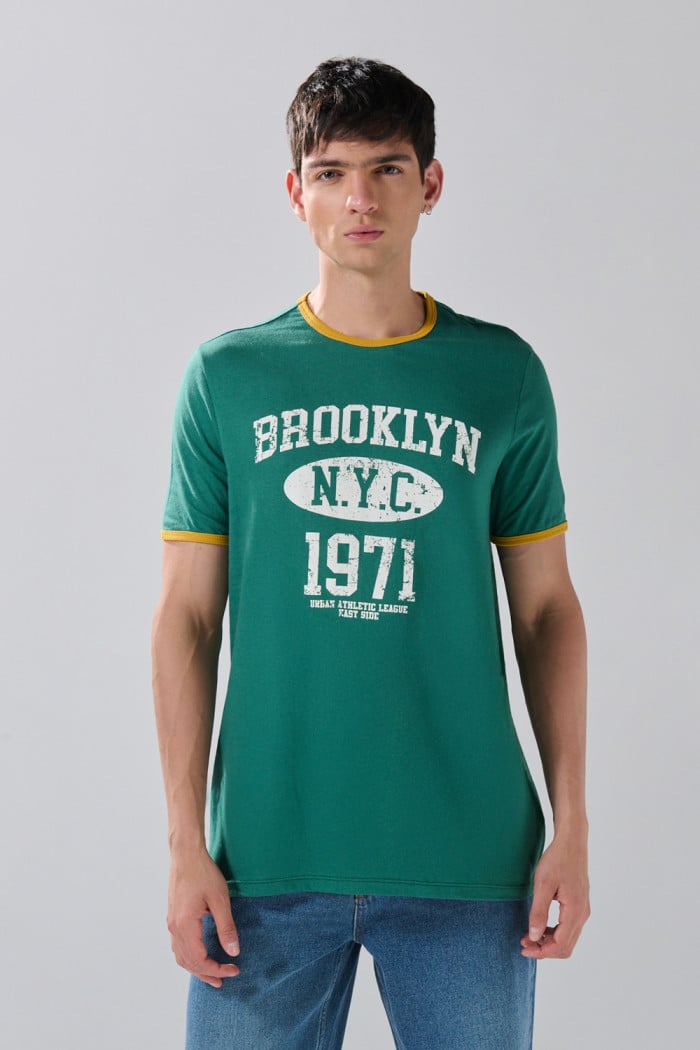 Camiseta verde oscura college con contrastes y manga corta