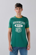 Camiseta verde oscura college con contrastes y manga corta