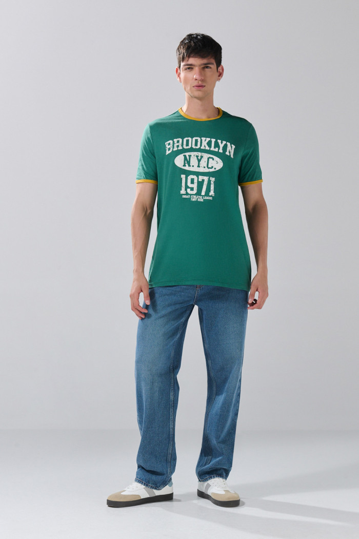 Camiseta verde oscura college con contrastes y manga corta