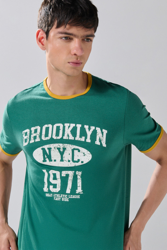 Camiseta verde oscura college con contrastes y manga corta