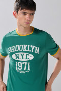 Camiseta verde oscura college con contrastes y manga corta