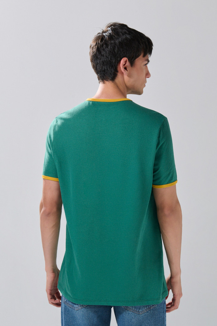 Camiseta verde oscura college con contrastes y manga corta