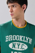 Camiseta verde oscura college con contrastes y manga corta