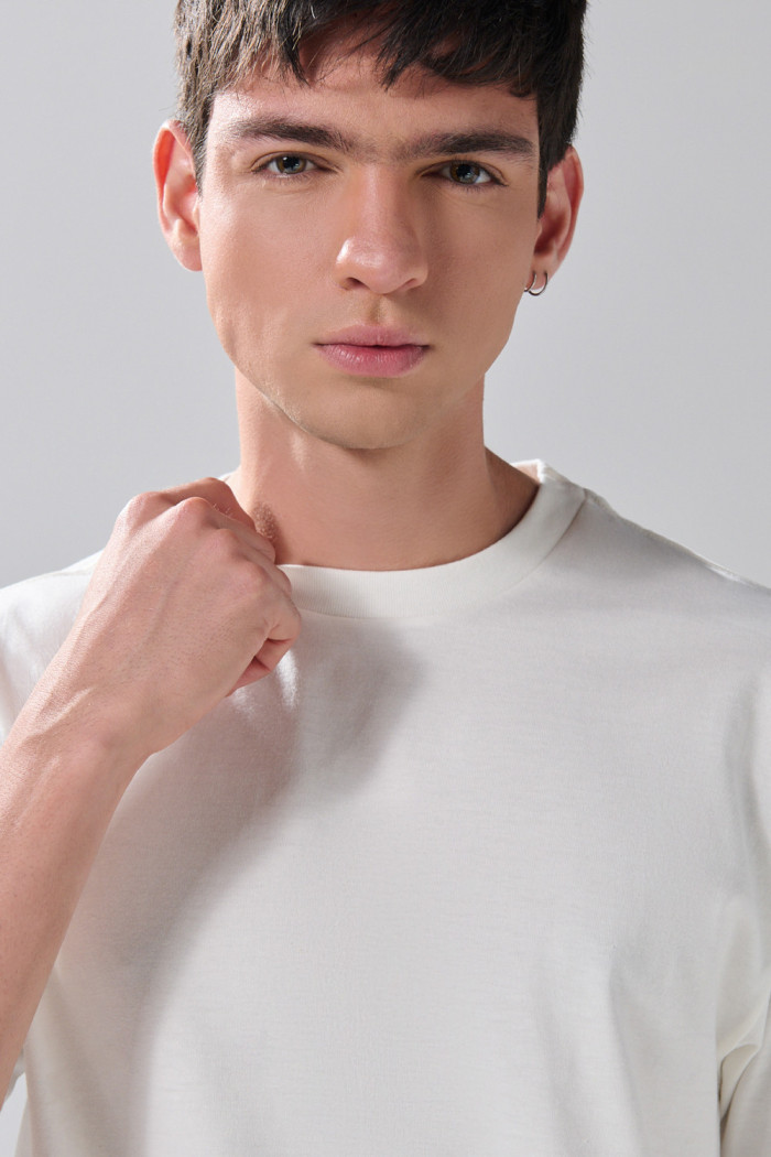 Camiseta en algodón crema clara con cuello redondo