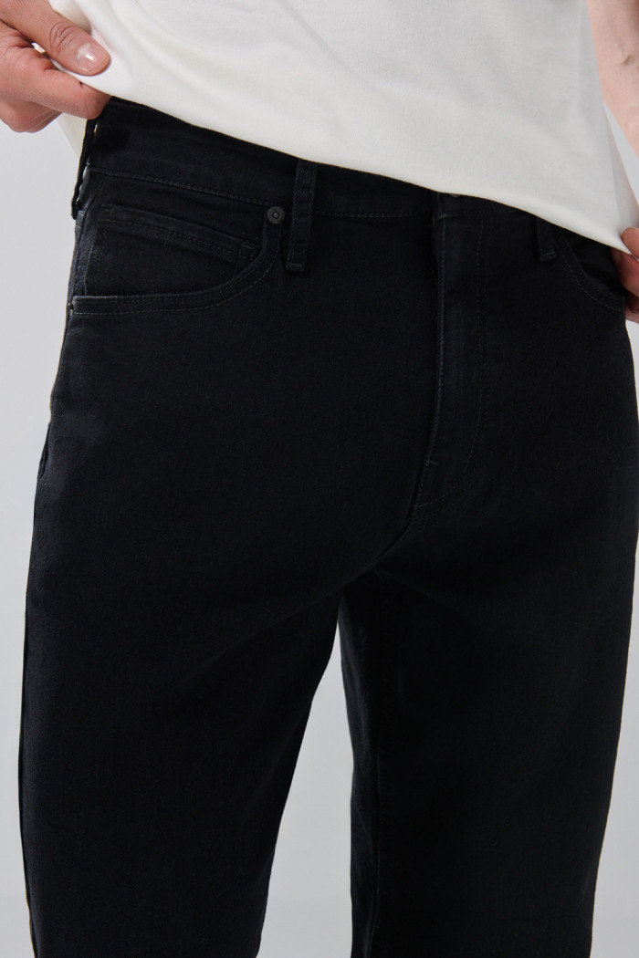 Jean straight leg bota recta con tiro bajo negro y bolsillos