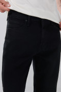 Jean straight leg bota recta con tiro bajo negro y bolsillos