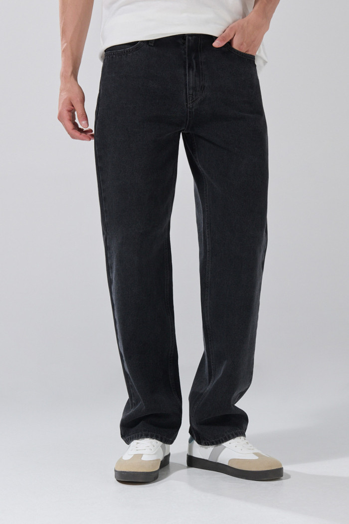 Jean baggy tiro medio gris con bota ancha y bolsillos
