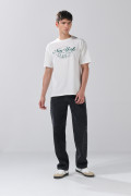 Jean baggy tiro medio gris con bota ancha y bolsillos
